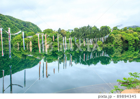 猿ヶ京温泉の赤谷湖 新緑の山肌と幻想的な水鏡の風景 猿ヶ京温泉の赤谷湖 新緑の山肌と幻想的な水鏡の風景 89894345