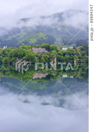 猿ヶ京温泉の赤谷湖　新緑の山肌と幻想的な水鏡の風景 89894347