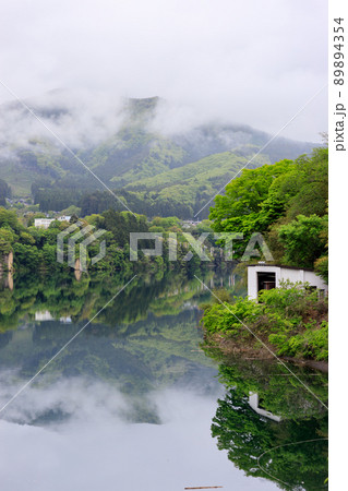 猿ヶ京温泉の赤谷湖　新緑の山肌と幻想的な水鏡の風景 89894354