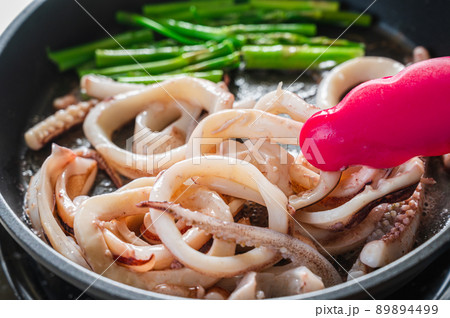 イカとアスパラをバターで炒める 89894499