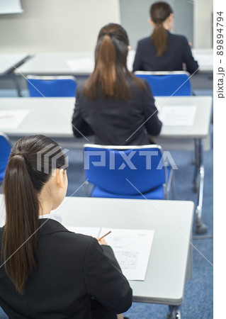 筆記試験を受ける女性 89894794