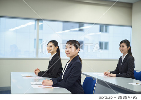 筆記試験を受ける女性 89894795