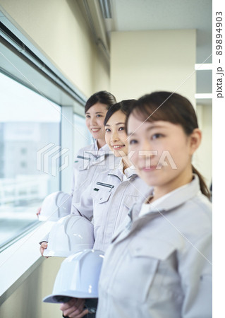 作業服姿の女性 作業服姿の女性 89894903