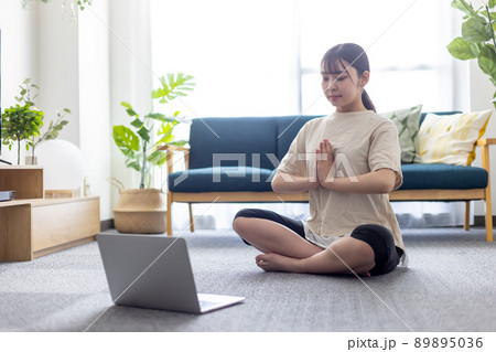 リモートでヨガレッスンを受ける女子大生 89895036
