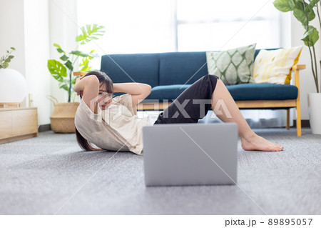 リモートでヨガレッスンを受ける女子大生 89895057