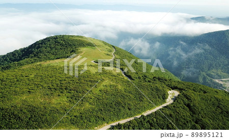 新潟　佐渡　ドンデン高原の雲海（ドローン空撮） 89895121