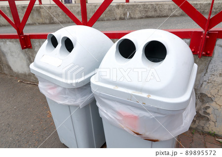ゴミ箱、空き缶、資源ごみ、屋外、プラスチック、リサイクル、分別、マナー、廃棄物、ゴミ、くずかご 89895572