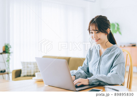 自宅でパソコンを使う女性 自宅でパソコンを使う女性 89895830