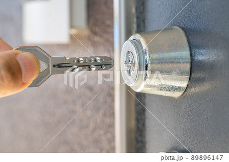 鍵穴にキーを挿す手 89896147