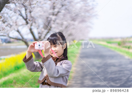 カメラで写真を撮る小学生 89896428