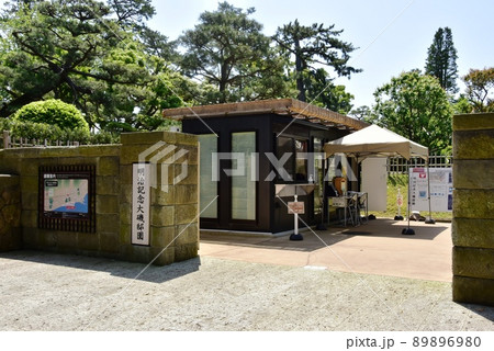 大磯町　明治記念大磯邸園正門前と新緑 89896980