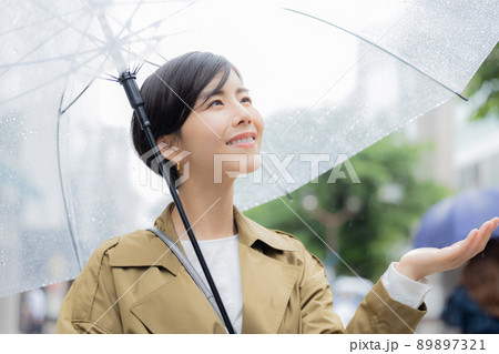 傘をさして歩く女性 89897321