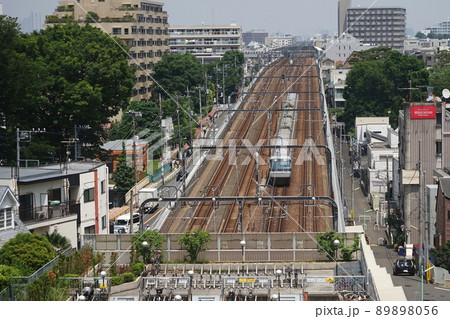 5月　世田谷1026小田急線ロマンスカー･成城学園前駅手前 89898056