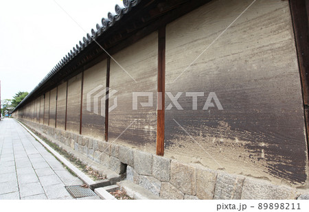 法隆寺の土塀　石畳 89898211