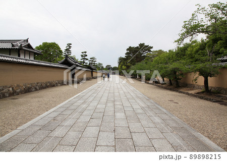 法隆寺の土塀　石畳 89898215