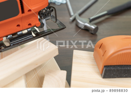 工具や材料を置いたDIYのイメージ 89898830