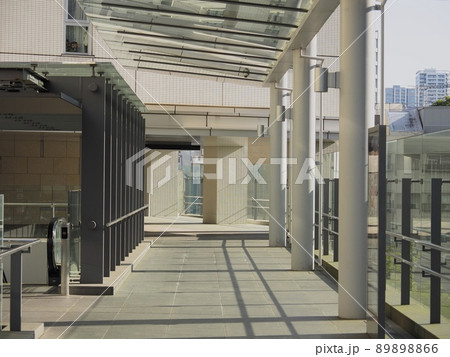 オープンスペースの歩行者デッキ 89898866