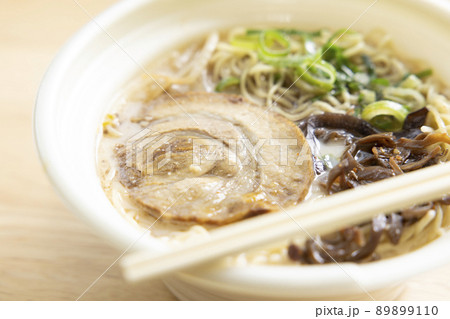 美味しいカップ麺の豚骨ラーメン 89899110
