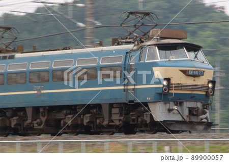 EF66原色機牽引による貨物列車（栃木県内：東北本線） 89900057