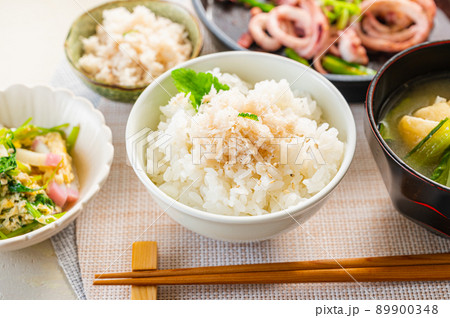 タラのでんぶを乗せたご飯 89900348