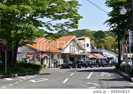 東海道本線 大磯駅と駅前ロータリーと新緑 東海道本線 大磯駅と駅前ロータリーと新緑 89900833