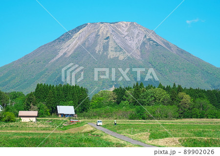【日本百名山】伯耆富士・大山と初夏の快晴の青空4　鳥取県西伯郡伯耆町 89902026