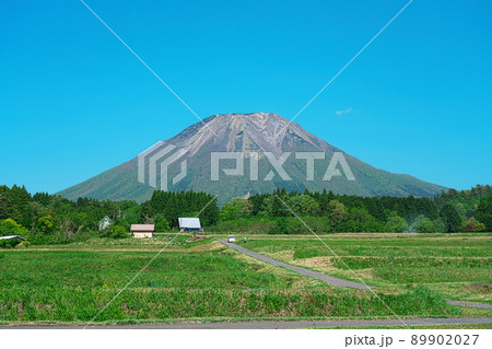 【日本百名山】伯耆富士・大山と初夏の快晴の青空5 鳥取県西伯郡伯耆町 【日本百名山】伯耆富士・大山と初夏の快晴の青空5 鳥取県西伯郡伯耆町 89902027