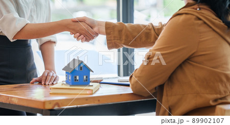 Real Estate Agent explain insurance and agreement contract to client before sign contract. Real Estate Agent explain insurance and agreement contract to client before sign contract. 89902107