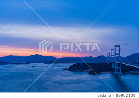 （瀬戸内しまなみ海道）来島海峡大橋　夜明け 89902109