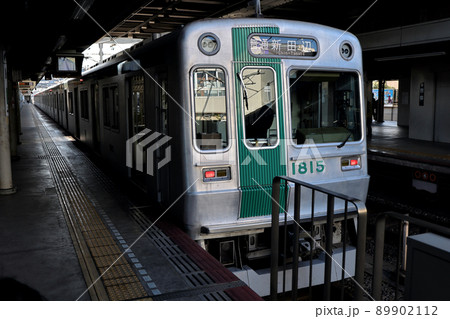竹田駅に停車する京都市営地下鉄 竹田駅に停車する京都市営地下鉄 89902112