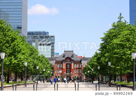 行幸通りからの東京駅とビル（東京都千代田区） 89902269