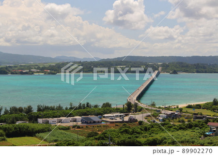 古宇利大橋とエメラルドグリーンの海 沖縄県 今帰仁村 古宇利島 古宇利大橋とエメラルドグリーンの海 沖縄県 今帰仁村 古宇利島 89902270