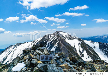 長野県の北アルプスの横通岳山頂から眺める日本百名山の常念岳の写真