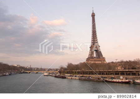 夕暮れ時のパリのセーヌ川とエッフェル塔 89902814