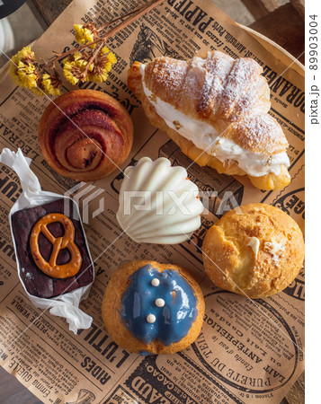 The group of bakery on the wooden tray. 89903004