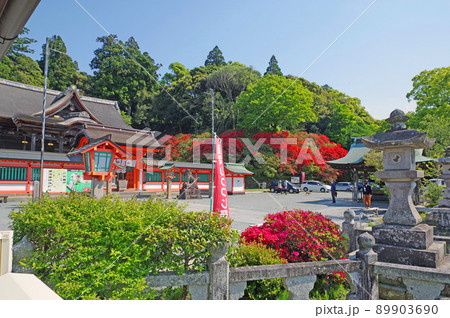 福岡県久留米市の人気スポット高良大社の境内とツツジ 福岡県久留米市の人気スポット高良大社の境内とツツジ 89903690