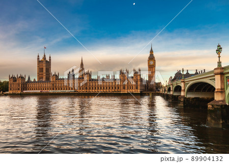 London cityscape with Palace of Westminster Big Ben and Westminster Bridge in a morning light 89904132