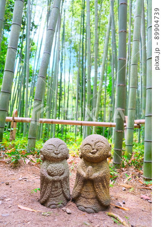 竹林の中の笑顔のお地蔵さん 竹林の中の笑顔のお地蔵さん 89904739