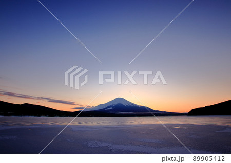 山中湖畔から見る富士山の夕景 山中湖畔から見る富士山の夕景 89905412
