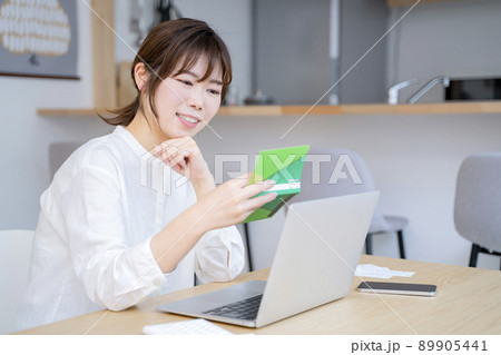 女性 家計 通帳 貯金 女性 家計 通帳 貯金 89905441