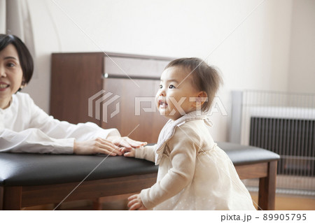 つかまり立ちする赤ちゃん 89905795