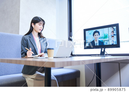 ミーティング　会議　オンライン会議　ビデオ会議　テレビ会議　ウェブ会議　ズーム会議　リモート 89905875
