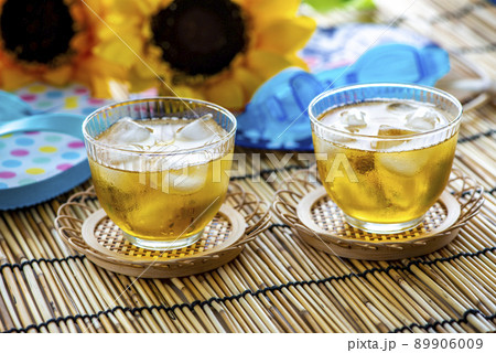冷たいほうじ茶　暑い夏のイメージ 89906009