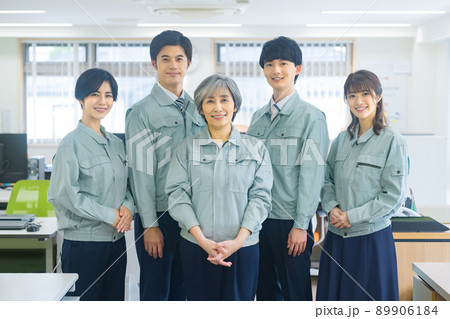 オフィスに集合した作業員のビジネスチーム オフィスに集合した作業員のビジネスチーム 89906184