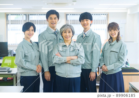 オフィスに集合した作業員のビジネスチーム 89906185