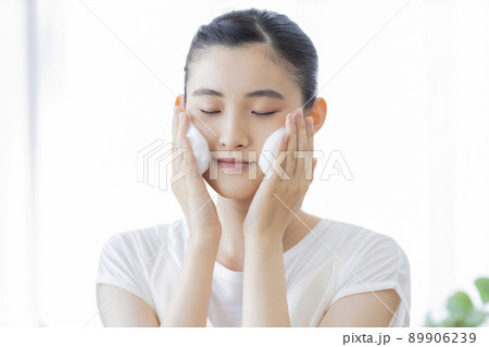 洗顔をする若い女性 洗顔をする若い女性 89906239