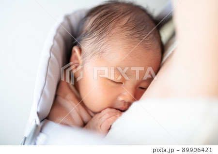 眠る赤ちゃん　抱っこ紐　新生児　落ち着かせ　寝かしつけ 89906421