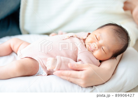 赤ちゃん 腕枕で添い寝 嬉しそうな表情 赤ちゃん 腕枕で添い寝 嬉しそうな表情 89906427