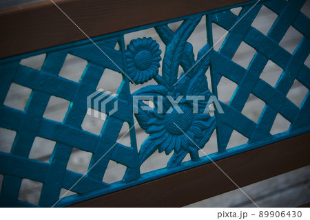 模様があしらわれたベンチの背板 89906430