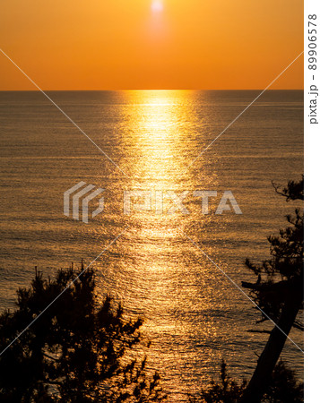 美しい初夏の日本海の夕景 御野立公園から望む美しい夕陽 美しい初夏の日本海の夕景 御野立公園から望む美しい夕陽 89906578